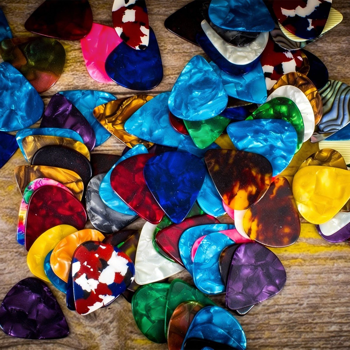 81個入り 0.46mm セルロイド製ギターピック、標準ピッ - Electric Guitar Pick Pack のレビューと価格